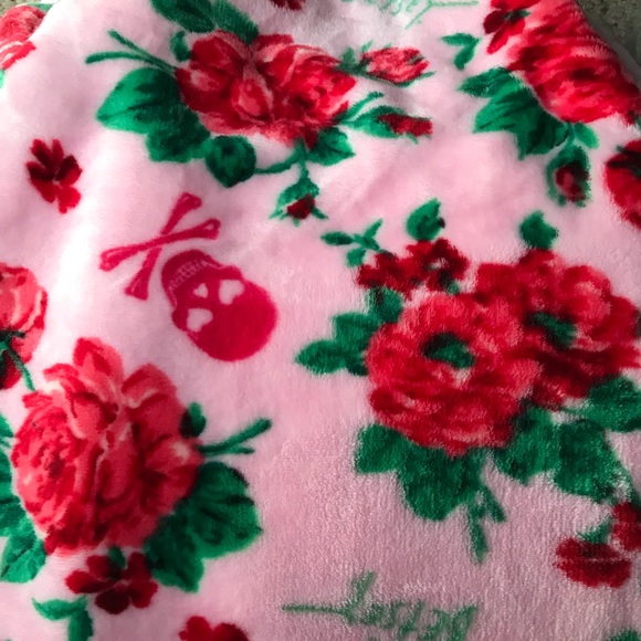 Betsey Johnson Pink Roses Bouquet Skulls Throw - Picture 2 of 8